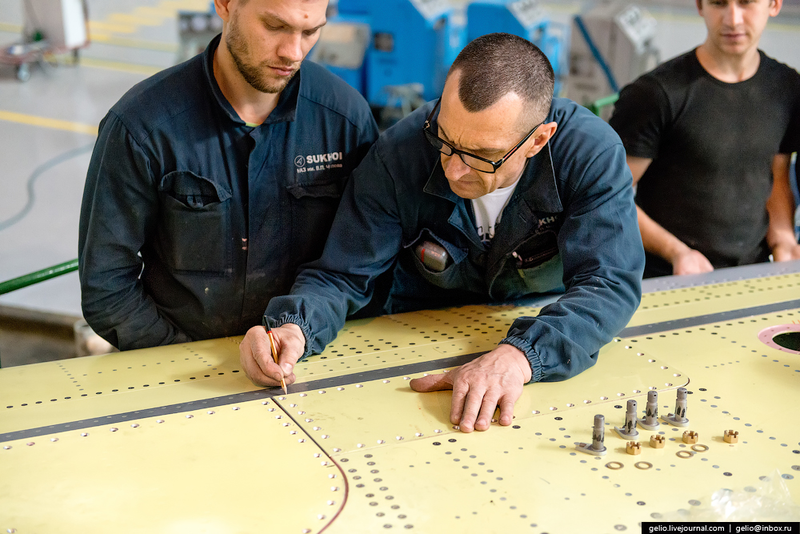 Illustration for article titled These Riveting Photos Show How Russia's Su-34 Fullback Fighter-Bombers Get Built
